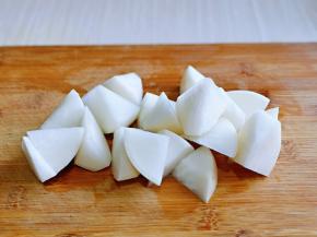 白萝卜洗干净切菱形块。(今天学到了如何挑选白萝卜的小窍门，分享给大家，用手拿起来，重的是比较好的，不会空心)