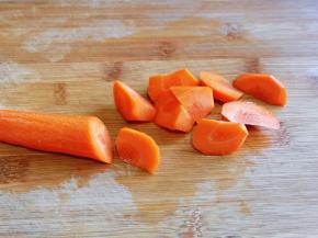 胡萝卜去皮，切菱形块。