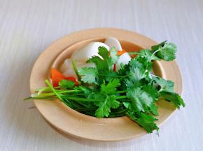 香菜去根，洗干净，这三种食材放旁边备用。
