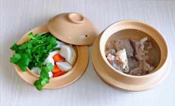 准备工作完成，把焯水的牛肉放入土锅中。