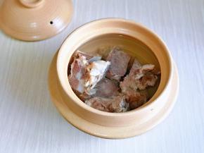 再加入纯净水，一次性加够水量，途中不要加水，那样影响汤的口感。