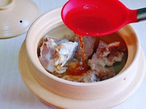 再加入一汤勺料酒，去腥。