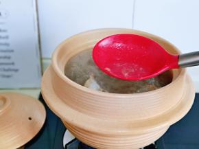 煮开后，撇出浮沫，其实焯过水再用温水冲洗过的牛骨，几乎没有什么沫子，加入葱姜，八角桂皮，盖上盖子，小火慢炖45分钟。