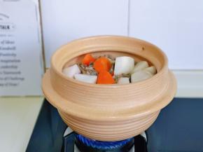牛骨熬烂时加入胡萝卜与白萝卜。