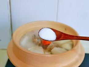 再按个人口味加入盐调味，中火煮8分钟。