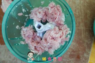 猪肉清洗用姜片腌渍去腥，切成末备用