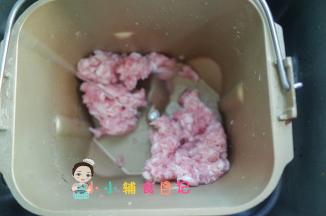 肉末放入面包机加15g水搅拌，水分两次倒入，吸收好以后再加下一次