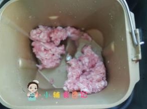 肉末放入面包机加15g水搅拌，水分两次倒入，吸收好以后再加下一次