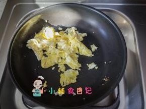 鸡蛋炒好备用