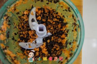 木耳泡发好、胡萝卜切末