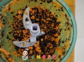 木耳泡发好、胡萝卜切末