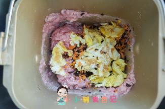 肉已经打出粘性就可以加入鸡蛋、胡萝卜、木耳碎10g植物油