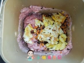 肉已经打出粘性就可以加入鸡蛋、胡萝卜、木耳碎10g植物油