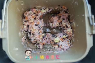 继续搅拌，如果不想鸡蛋太碎可以最后加入