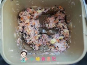 继续搅拌，如果不想鸡蛋太碎可以最后加入