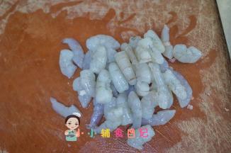 虾仁去虾线、姜片腌渍去腥、对半切两段