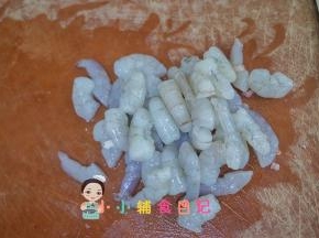 虾仁去虾线、姜片腌渍去腥、对半切两段