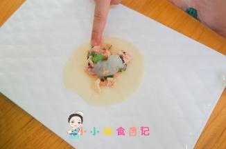 准备饺子皮放入肉馅加一颗虾仁，周围沾水对半粘合即可