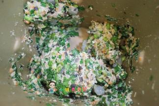 将虾仁还有韭菜放入面包机继续搅拌2分钟这样的状态即可