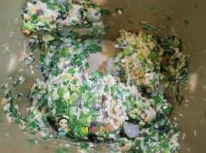 将虾仁还有韭菜放入面包机继续搅拌2分钟这样的状态即可