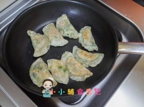 锅里加油两面煎成金黄色