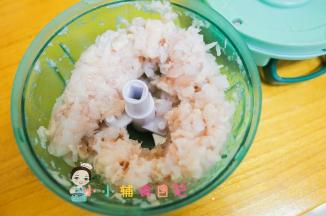 鸡肉、虾仁剁成末备用