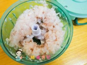 鸡肉、虾仁剁成末备用