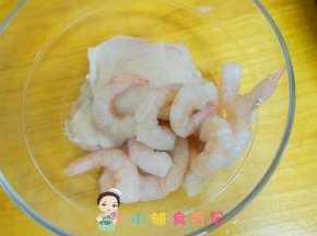 鸡肉跟虾仁柠檬腌渍去腥，虾仁开背去虾线