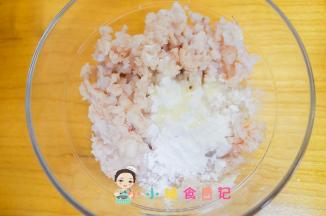 加入鸡蛋清15g 淀粉12g 油12g