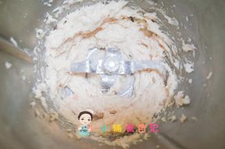 用面包机搅拌，一直到上劲，抱团看一下这个状态，你也可以用筷子搅拌