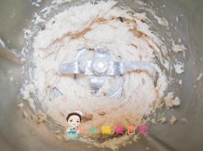 用面包机搅拌，一直到上劲，抱团看一下这个状态，你也可以用筷子搅拌