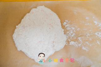 准备一张油纸或者保鲜膜，把鸡肉泥拿出来