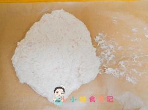 准备一张油纸或者保鲜膜，把鸡肉泥拿出来