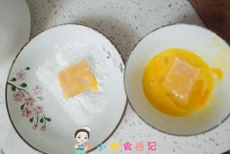 打一个鸡蛋准备一些面粉或者面包糠，鸡块蘸一下鸡蛋液裹上面粉