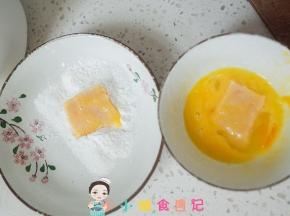 打一个鸡蛋准备一些面粉或者面包糠，鸡块蘸一下鸡蛋液裹上面粉