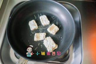 锅里放一点油，鸡块两面煎金黄色