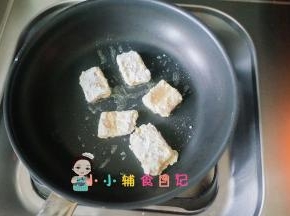 锅里放一点油，鸡块两面煎金黄色