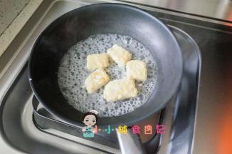 锅里加一点水稍微煮一下烧干就熟了，蘸面包糠也可以用烤箱烤，面粉的话还是煎比较好