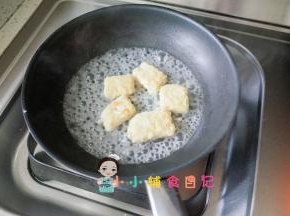 锅里加一点水稍微煮一下烧干就熟了，蘸面包糠也可以用烤箱烤，面粉的话还是煎比较好