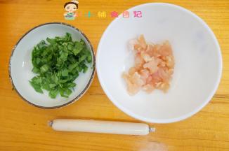 鸡胸肉洗净切丁，青菜切碎备用