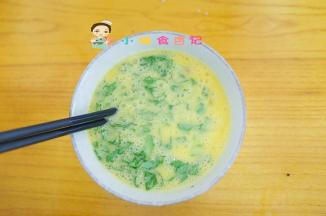 加入青菜跟鸡肉丁打散