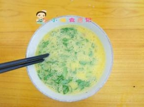 加入青菜跟鸡肉丁打散