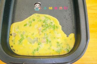 锅温热就可以倒蛋液，一次不要倒太多