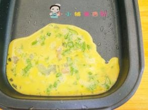 锅温热就可以倒蛋液，一次不要倒太多