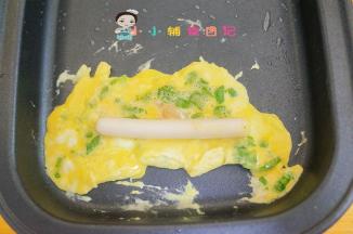 有点凝固就放香肠，慢慢往上卷