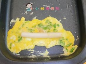 有点凝固就放香肠，慢慢往上卷