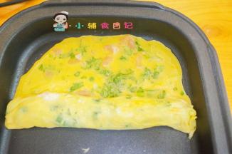 半凝固就马上卷，千万不要凝固了卷，不然就不是“厚”蛋烧了