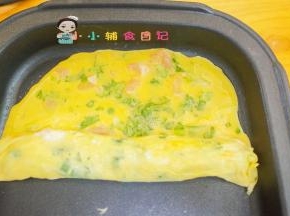 半凝固就马上卷，千万不要凝固了卷，不然就不是“厚”蛋烧了