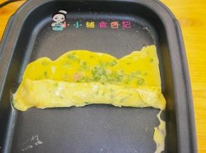 卷好一部分就倒蛋液