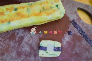 准备一些海苔剪刀剪一些长方形跟圆形。做眼镜，还做了几个有头发的